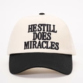 Berretto da baseball regolabile con ricamo HE STILL DOES MIRACLES beige e nero - Crema/Nero