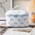 Beauty case in cotone trapuntato bianco con fiocchi blu e doppia cerniera lampo - Grande / Bianco Con Fiocco Blu (Grande)