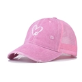 Détail de la casquette rose délavée avec broderie patte de cœur et arrière en filet - Rose