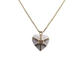 Collana con ciondolo a cuore placcato oro con pietre preziose colorate su sfondo bianco - Bianco
