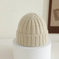 Detalle del tejido de punto acanalado grueso de un gorro minimalista beige para niños - 1-4 Años / Beige