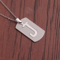 Gros plan du collier en acier inoxydable argenté avec un pendentif lettre J ajouré - Lettre J