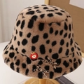 Cappello a secchiello invernale leopardato in peluche con mela rossa e fiocchi - M (56-58cm) / Caramello (Leopardo Classico/Fiocco/Decorazione Mela)