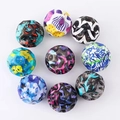 Vue de dessus de balles rebondissantes colorées aux motifs camouflage sur fond blanc - Nouveau Style Balle à Trous - Camouflage 9 Couleurs