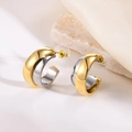 Moderne zweifarbige C-förmige Creolen in Gold und Silber mit hochglanzpolierter Metalloberfläche - Gold und Silber Zweifarbig