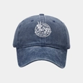 Dettaglio ravvicinato del berretto in denim lavato blu scuro con stampa slogan bianca - Regolabile / Blu navy