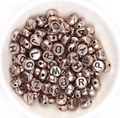 Platte ronde metalen alfabet kralen in brons look met zwarte letters voor sieraden - Roségoud + Zwarte Tekst