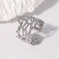 Unregelmäßiger hohler breiter Edelstahlring in Silber mit korallenartigem Design - Stahlfarbe