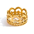 Dettaglio dell'anello a corona dorata con design traforato e pietre di zircone lucide - US 7 / Zircone a Corona Vuota (JDR0307013)