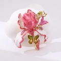 Broche fleurie vintage luxueuse en émail avec motif fée dorée et papillon élégant - Rose