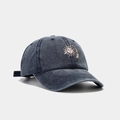 Details der hochwertigen Sonnen- und Mond-Stickerei auf einer gewaschenen Baseballkappe - Verstellbar / Marineblau