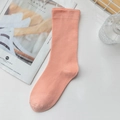 Minimalistische honigrosa Socken aus weichem Baumwollgemisch mit Rippbündchen auf Marmor - Reguläre Zehennaht / Rosa
