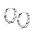 Detailopname van zilveren titanium stalen oorbellen met gegraveerd bladpatroon - Blad Gegraveerde Stijl (Oorgesp-DC-3)