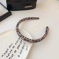 Padded leopard print headband in brown and black fabric on a stylish white plate - 3cm / Pink Leopard
