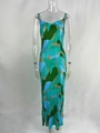 Detalle de tela plisada con estampado de camuflaje en un vestido maxi con escote en V - S / Geométrico Verde