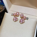 Gros plan de boucles d'oreilles fleurs en émail rose avec perles et cristaux sur satin - 61# Tige en Argent Or Rose