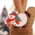 Houten sneeuwpop kersthanger met rode sjaal en kerstboom voor feestelijke decoratie - Vliegende Sneeuwpop Stijl