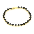 Primer plano de pulsera tennis de oro 18k con circonitas negras cuadradas y cierre - Negro