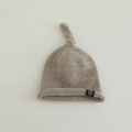 Primer plano del gorro de punto para bebé con nudo superior y textura de lana - 6 meses - 2 años / Gris humo