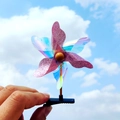 Barrette moulin à vent rose pailleté et irisé sur fond de ciel bleu lumineux - 6 Feuilles Violet/Type B Aléatoire