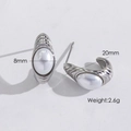 Pendientes en forma de C de acero inoxidable plateado con incrustación de perla - Forma de C Plateada con Rayas Perla