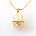 Detail von Faberge-Stil Emaille-Anhänger mit goldenen Mustern und Zirkonia-Verzierung - Weiß