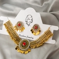 Gouden vintage sieradenset met rode edelstenen, parels en franjes op witte kaart - Goud/Rood