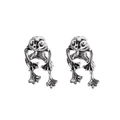 Dettaglio macro degli orecchini a lobo rana punk 3D in argento antico con trama ossidata - Argento Antico