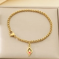 Détail du bracelet doré avec pendentif cœur et silhouette mère-enfant sur chaîne perle - Coeur Figure Forme Goutte (KB203644-Z)