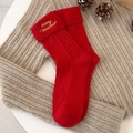 Rote Weihnachts-Strickstrümpfe mit goldener Bestickung auf beigem Wollhintergrund - Rotes Weihnachten / Einheitsgröße