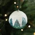 Boule de Noël de 8cm bleu foncé pailleté avec effet neige sur un sapin de fête - 8cm/7g / Bleu
