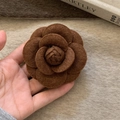 Elegante bruine geflockte lederen bloembloche met handgemaakte lagen voor herfstoutfits - Bruin