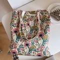 Detail van vintage canvas draagtas met roze bloempatronen en brede schouderriem - Wit Roze Bloemenpatroon