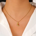 Dettaglio di un ciondolo a anguria con smalto rosso e verde su una sottile catena d'oro - Stile Anguria (DZ-005)