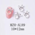 Dettaglio macro di ciondoli per unghie a fiocco argento con perle e strass su bianco - Stile Fiocco con Perla Argento (AL89)