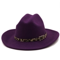 Dettaglio cappello fedora in lana viola con fascia leopardata e fibbia dorata su bianco - M(56-58cm) / Viola