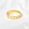Makroaufnahme des Goldrings mit Rautenmuster und Details aus Mikro-Zirkonsteinen - US 8 / Gold