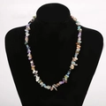 Dettaglio di collana bohémien fatta a mano con perline di pietre naturali colorate - Multicolore/Schegge Arcobaleno