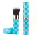Details des blauen einziehbaren Make-up-Pinsels mit zweifarbigen weichen Borsten - Blaues Schachbrett