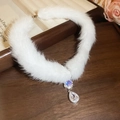 Primer plano de gargantilla de felpa blanca con colgante de cristal brillante en forma de gota - 3# Estilo de Flor Púrpura Plateada de Felpa Blanca