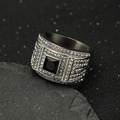 Détail d'une bague pour homme avec pierre noire carrée et pavé de zircons étincelants - Acier + Pierre Noire