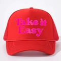 Détail de la casquette trucker rouge avec texte Take it Easy rose et dos en filet aéré - Taille unique / Rouge