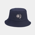 Dettaglio del cappello a secchiello blu scuro in cotone con stampa a trasferimento sole e luna - M (56-58cm) / Blu navy