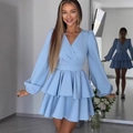 Detail eines hellblauen V-Ausschnitt Kleids mit Rüschen und eleganten Laternenärmeln - S / Himmelblau