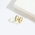 Moderne goldene Creolen mit smaragdgrünen Kristallen im minimalistischen Tropfenstil - Runde Grüne Stein-Huggies / Gold-Grün Zirkon