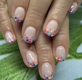 Gros plan d'ongles carrés nude avec des pois macaron colorés et une finition brillante - Style à Pois Colorés(CW566)