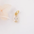Macro-opname van rechthoekige zirkoon hanger met gouden basis voor DIY sieraden maken - Helder Wit