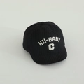 Schwarze Baby-Baseballkappe aus Cord mit weißer 3D-Buchstabenstickerei und kurzem Schirm - babyC Buchstabe / Schwarz