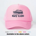Gorra trucker rosa con estampado BOATS 'N HOES, malla transpirable y correa ajustable trasera - Todo Rosa