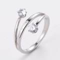 Makroaufnahme von S925 Silberring mit römischen Ziffern und funkelnden Doppel-Diamant-Akzenten - Größe 8 / Silber/Römische Ziffern